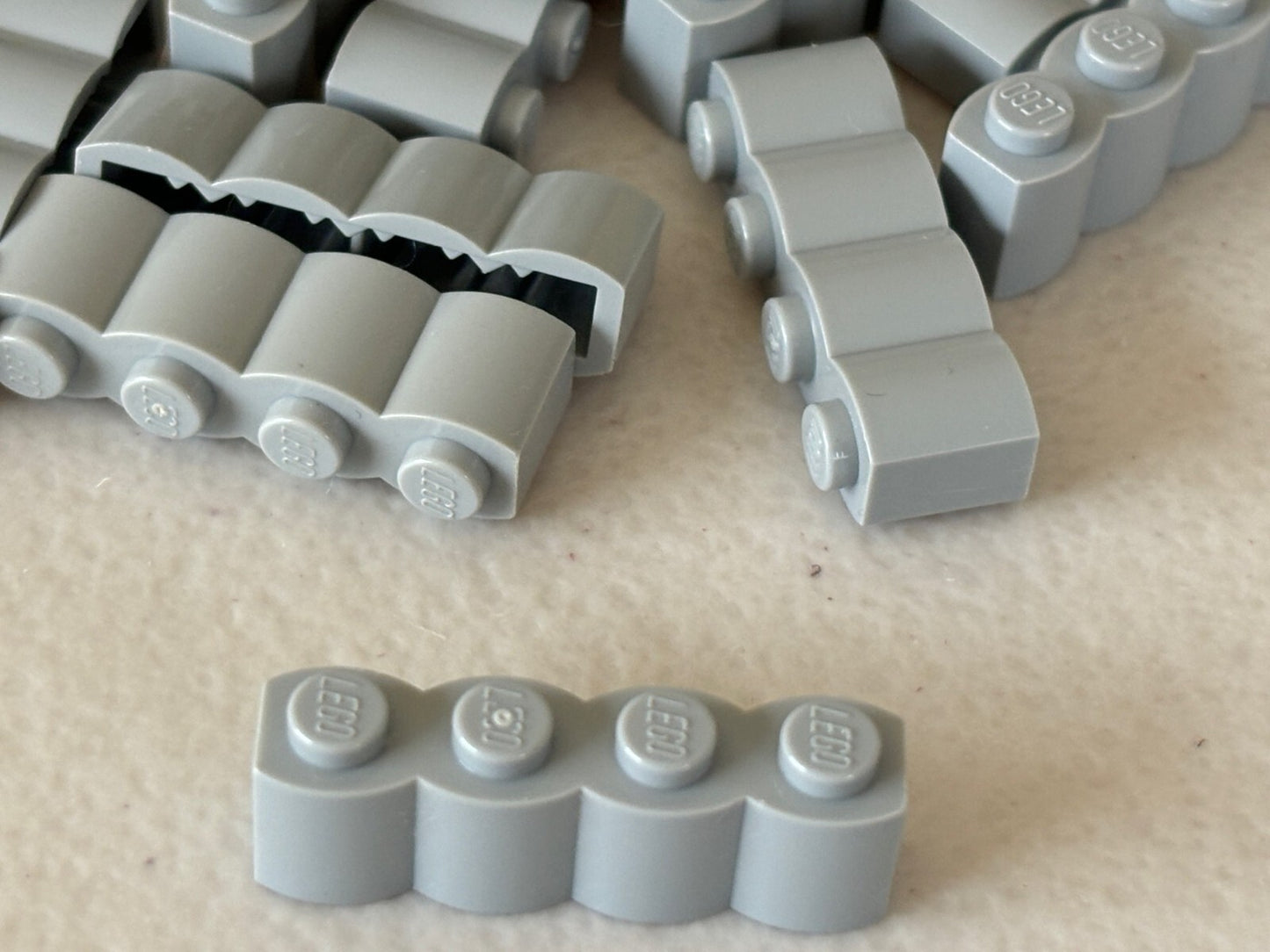 SHIPS FREE!! Lego 30137 Light Gray Lot of 25 Brick Modified 1x4 w/ Log Profile