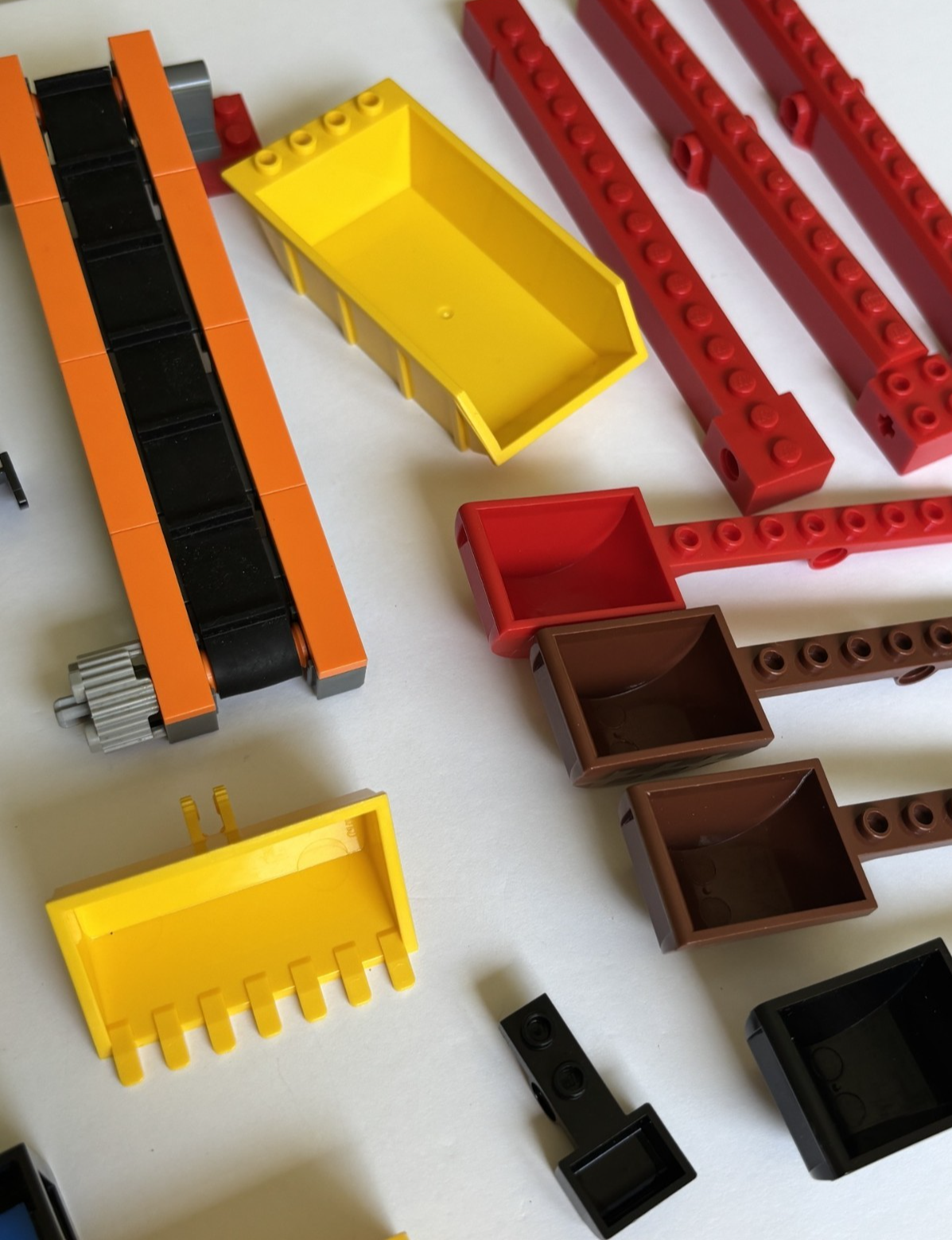 LEGO LOT OF 20 CONSTRUCTION VEHICLE DIGGER BUCKETS CONVEYOR BELT and More Parts