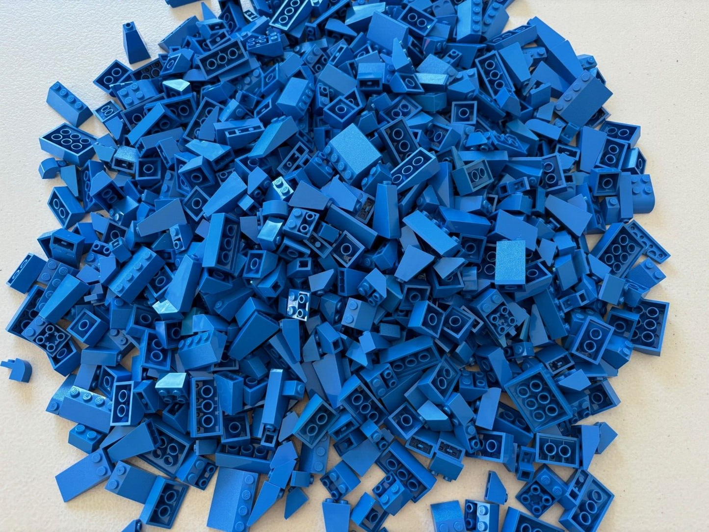 SHIPS FREE! LEGO LOT of 100 SLOPE BLUE Bulk 3039 3037 3678 4460 3684 3298 Castle