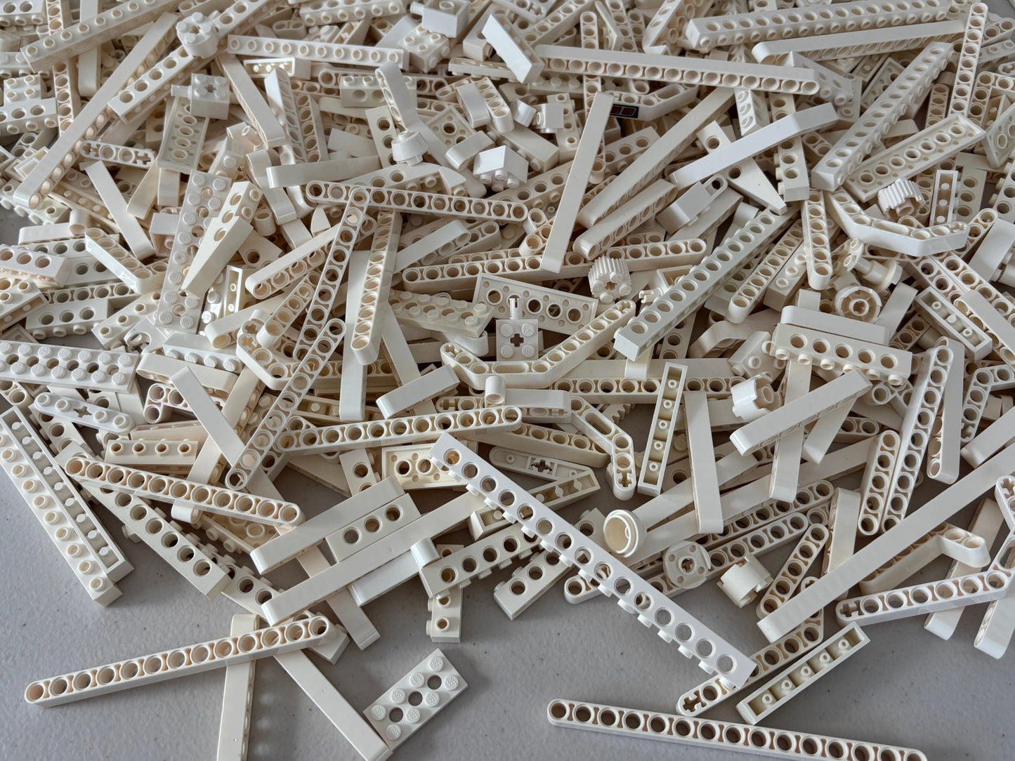 LEGO Huge Lot of 100 Parts of White Technic Lift Arm Beam Brick Plate Mindstorms etc 1/2 LB +