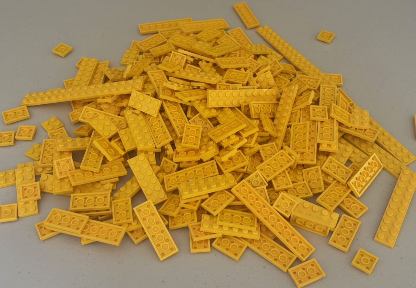 SHIPS FREE! LEGO LOT OF 200 YELLOW FLAT PLATE PLATES MIXED 2X4 2X6 2X8 2x10 etc