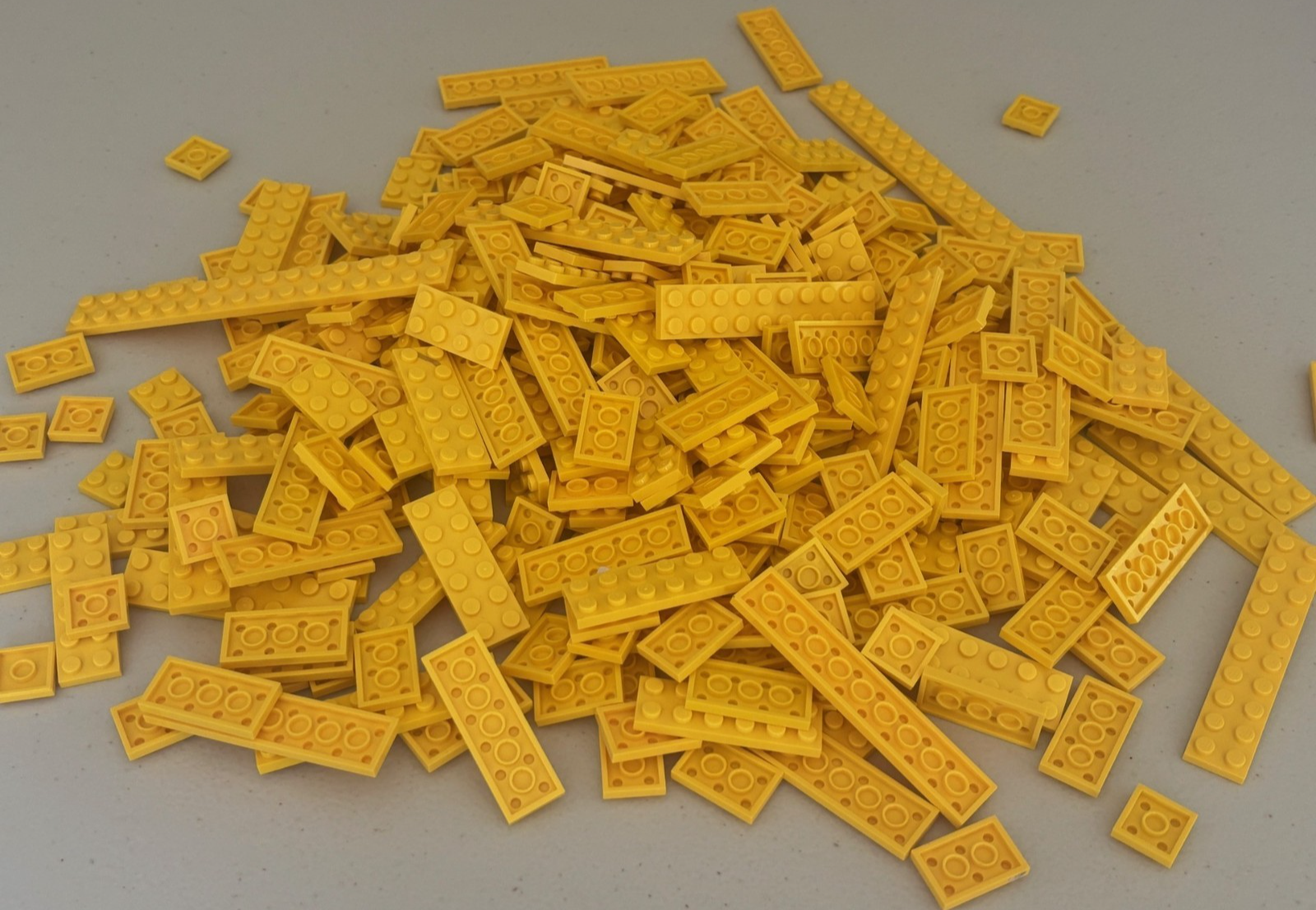 SHIPS FREE! LEGO LOT OF 200 YELLOW FLAT PLATE PLATES MIXED 2X4 2X6 2X8 2x10 etc