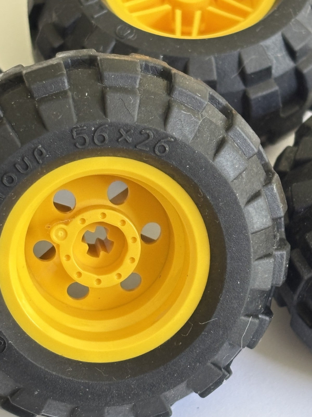 LEGO LOT 4 BLACK TIRES WHEELS 56X26 BALLOON YELLOW RIMS 56145 / 55976 & 4 Disks