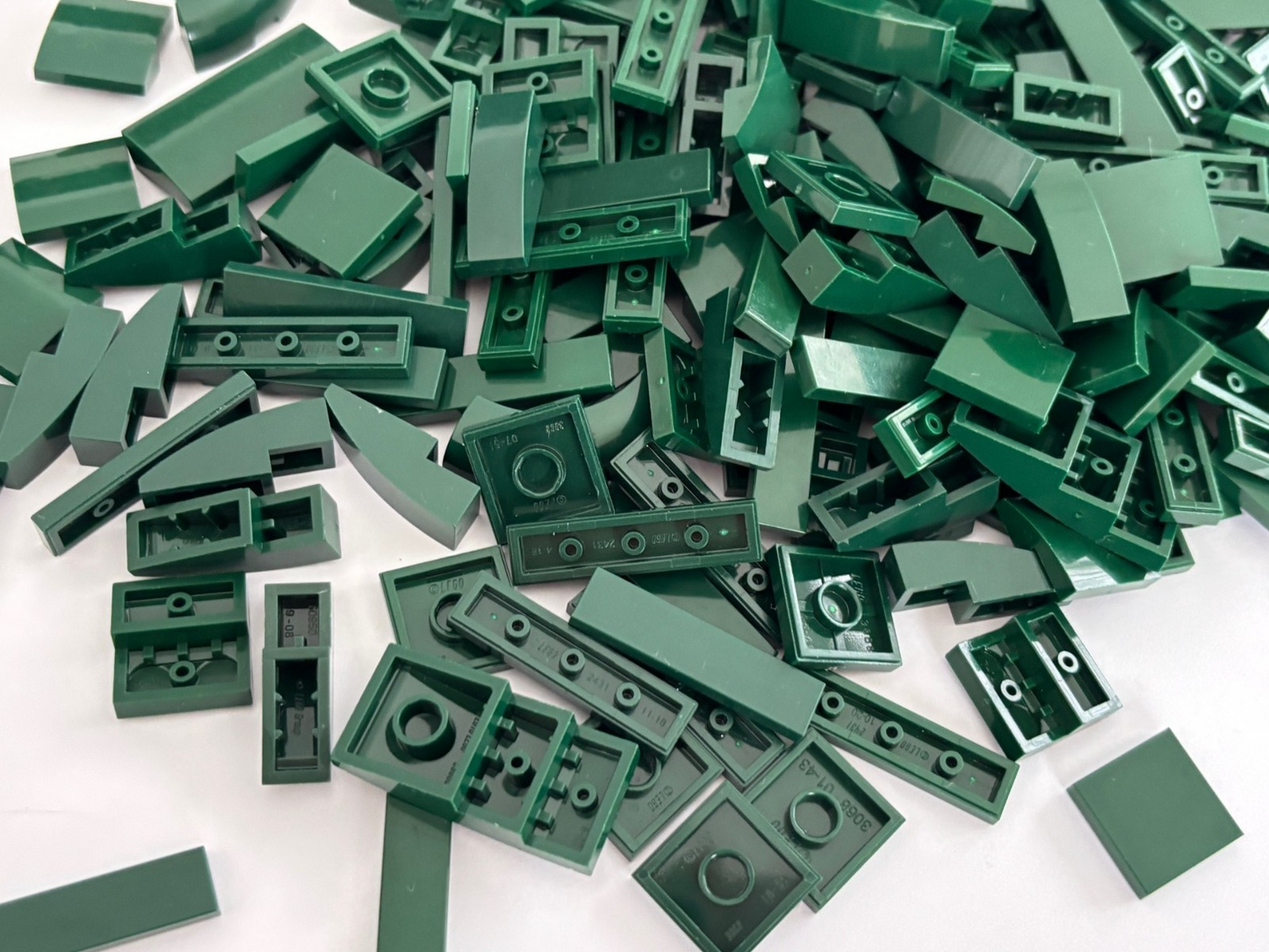 SHIPS FREE!! LEGO Lot of 60 DARK Green  1x4 2x2 1x2 Finishing Smooth Tile Curved
