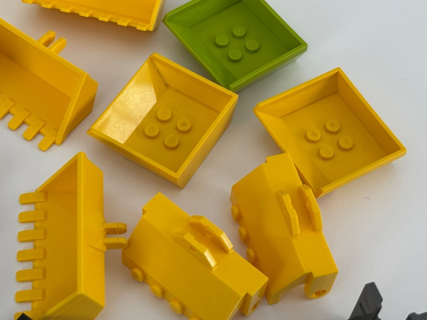LEGO LOT 18 CONSTRUCTION DIGGER BUCKET TIPPER BED CONVEYOR BELT & More as Shown