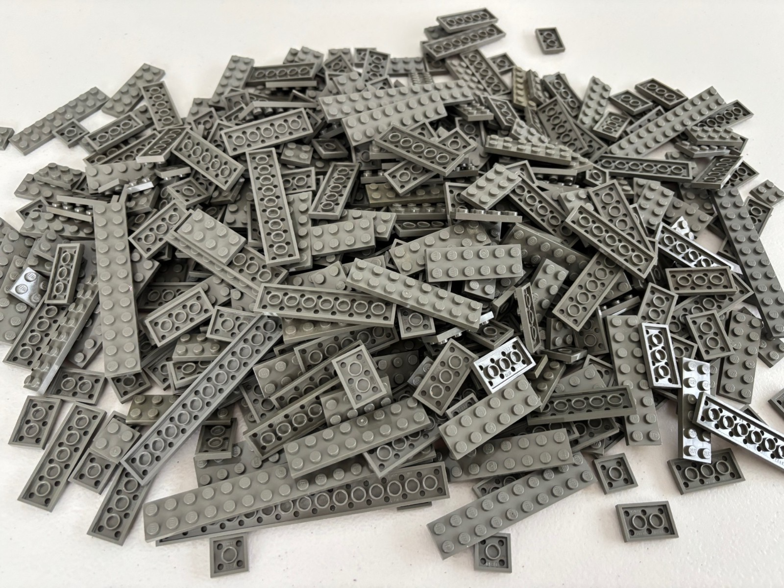 SHIPS FREE! LEGO LOT OF 100 OLD DARK GRAY FLAT PLATE 2X2 2X3 2X4 2X8 etc 2445
