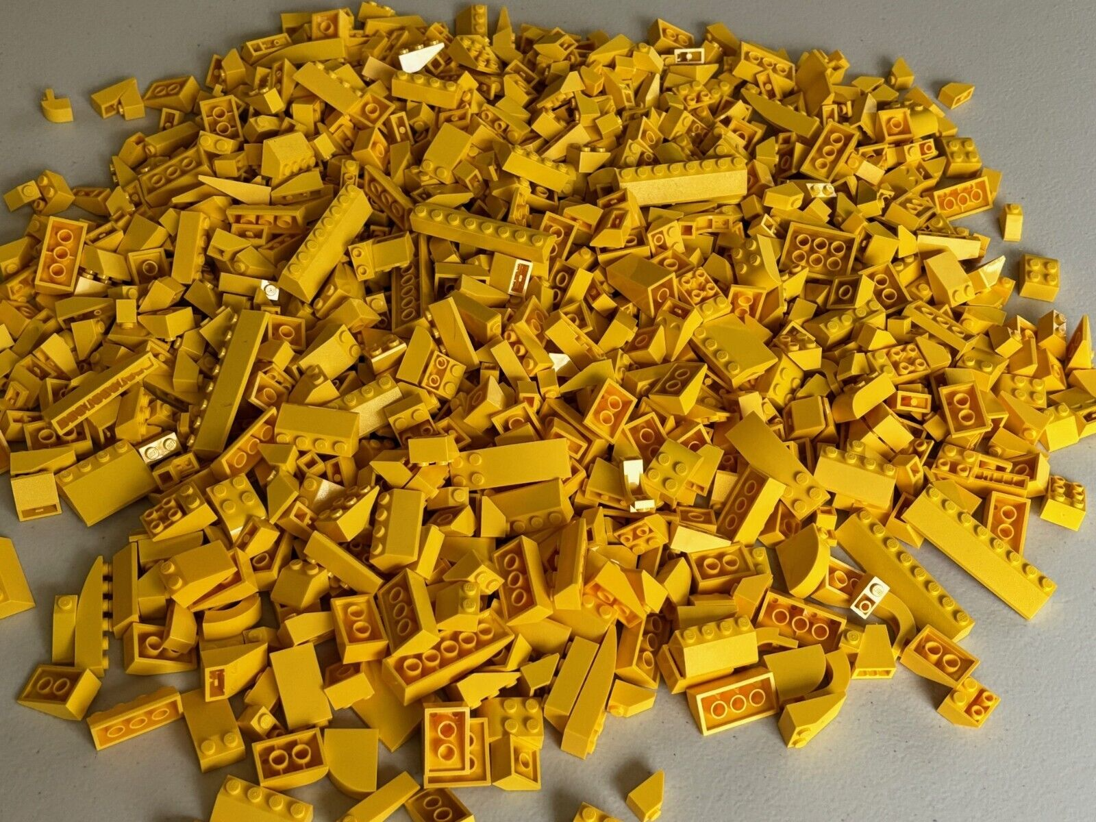 SHIPS FREE LEGO Lot of 100 YELLOW SLOPE PART 3039 3040 3298 Castle Star Wars