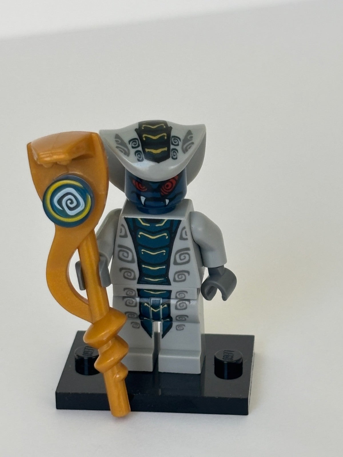 LEGO Ninjago Rattla Minifigure NJO0033 With Gold Serpent Staff & Stand