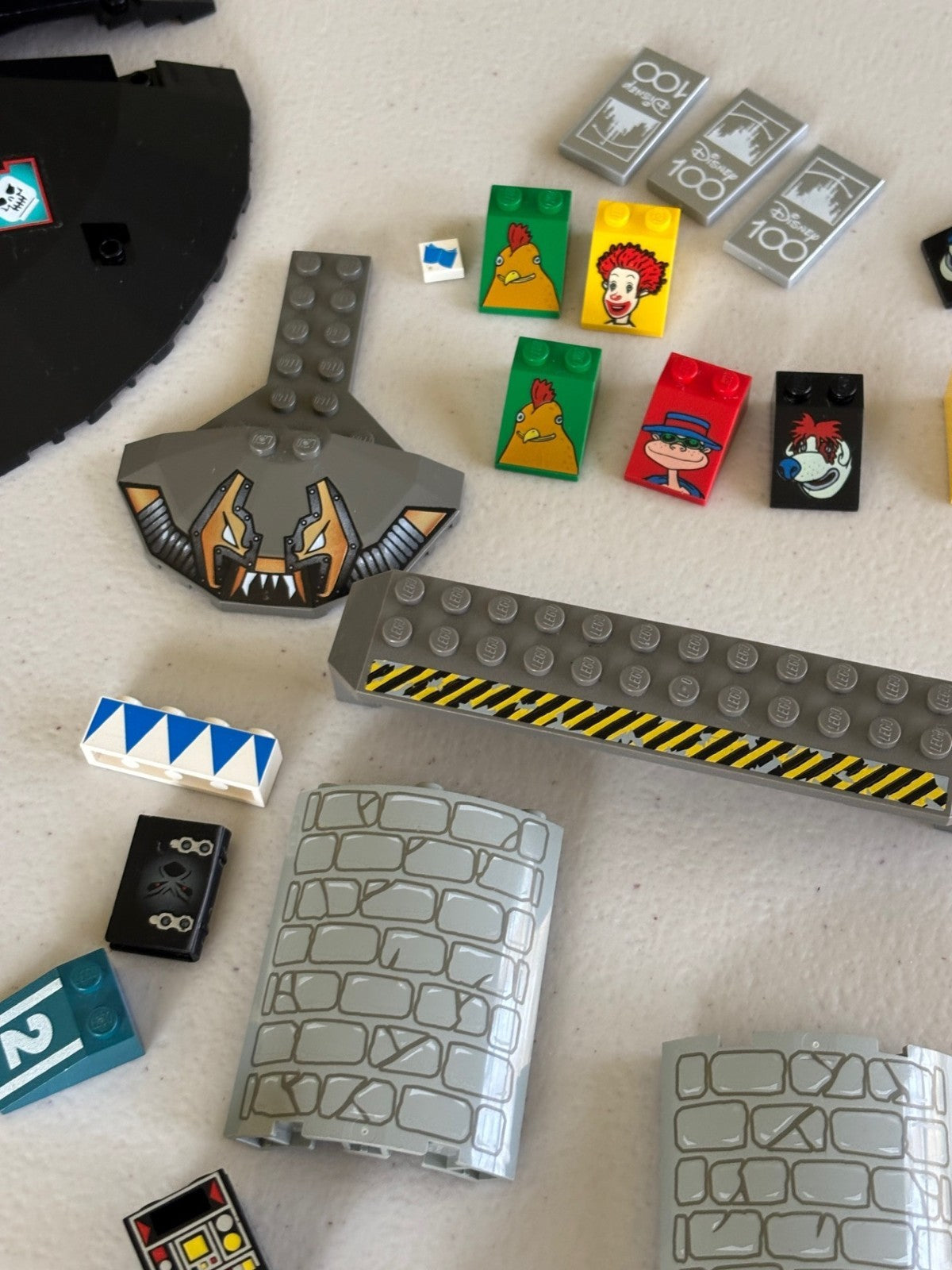 LEGO HUGE LOT of 100 Decorated Stickers Flag Printed BRICK TILES etc (Lot 22)