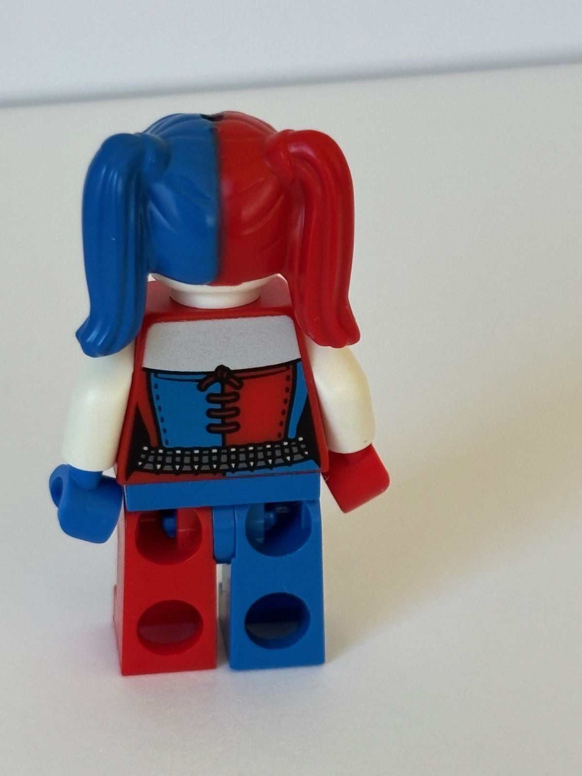 LEGO Harley Quinn Minifigure Blue and Red Hands and Pigtails sh0260 Batman