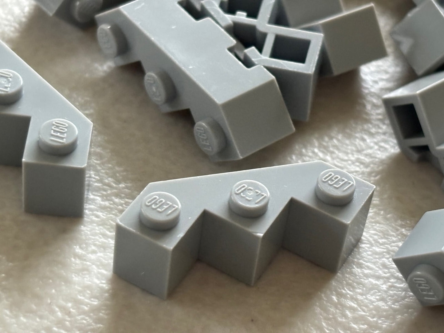 SHIPS FREE LEGO 2462 LIGHT BLUISH GRAY BRICK MODIFIED FACET 3 X 3 LOT (16) PARTS