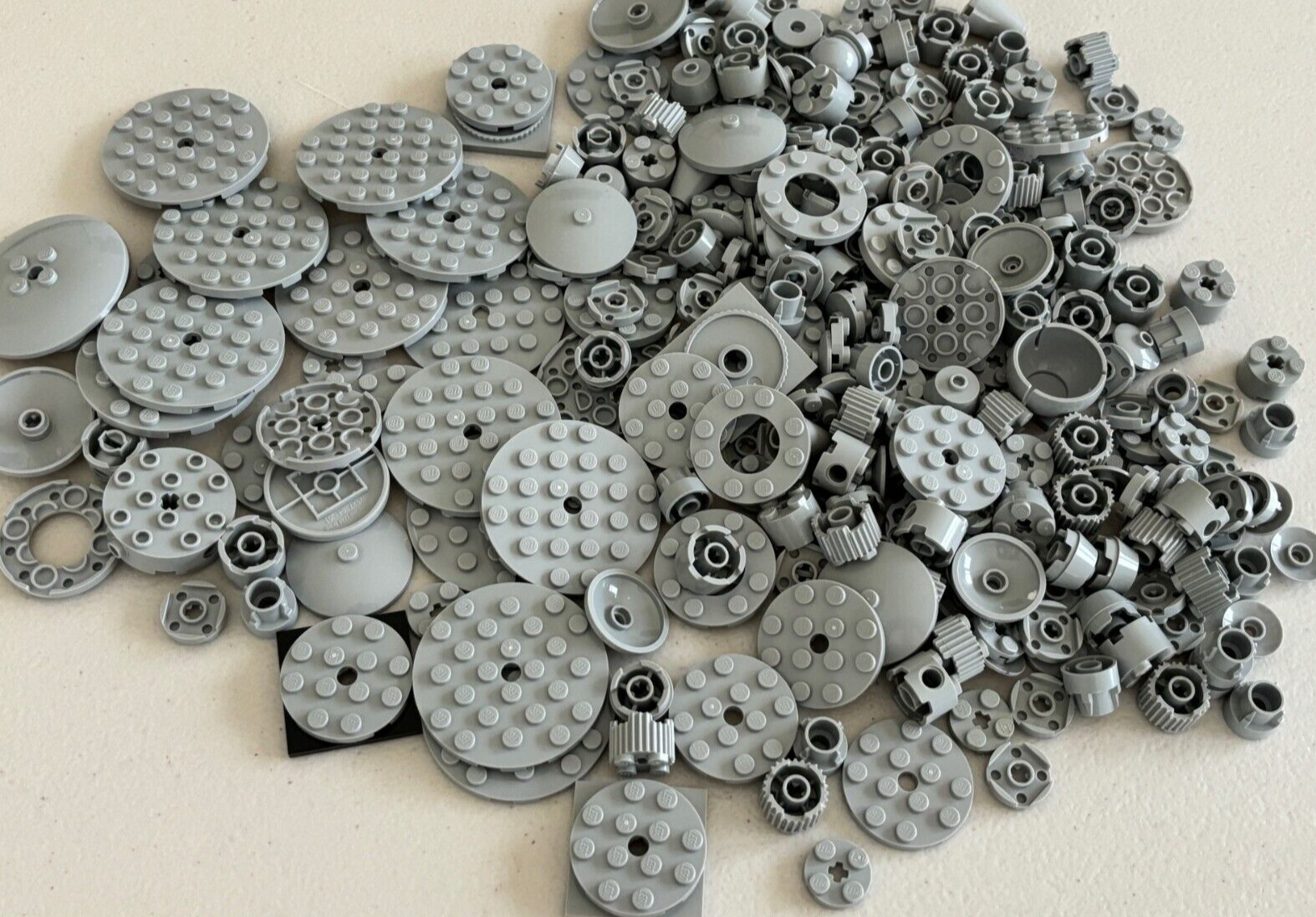 SHIPS FREE!! LEGO LOT of 100 Light Bluish Gray Round Brick Plate Star Wars etc