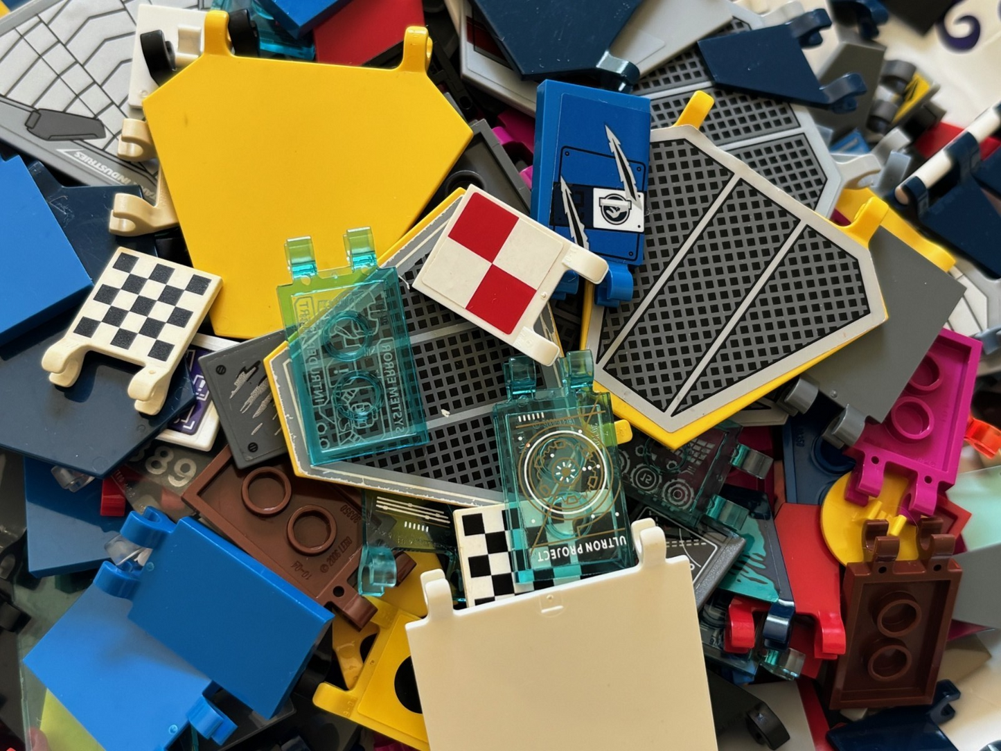 Lego Flags Sign Clips etc Lot of 100 Mixed Random Square Hexagonal Trapezoid 6x4