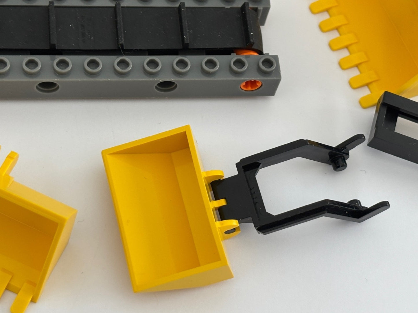 LEGO LOT 18 CONSTRUCTION DIGGER BUCKET TIPPER BED CONVEYOR BELT & More as Shown