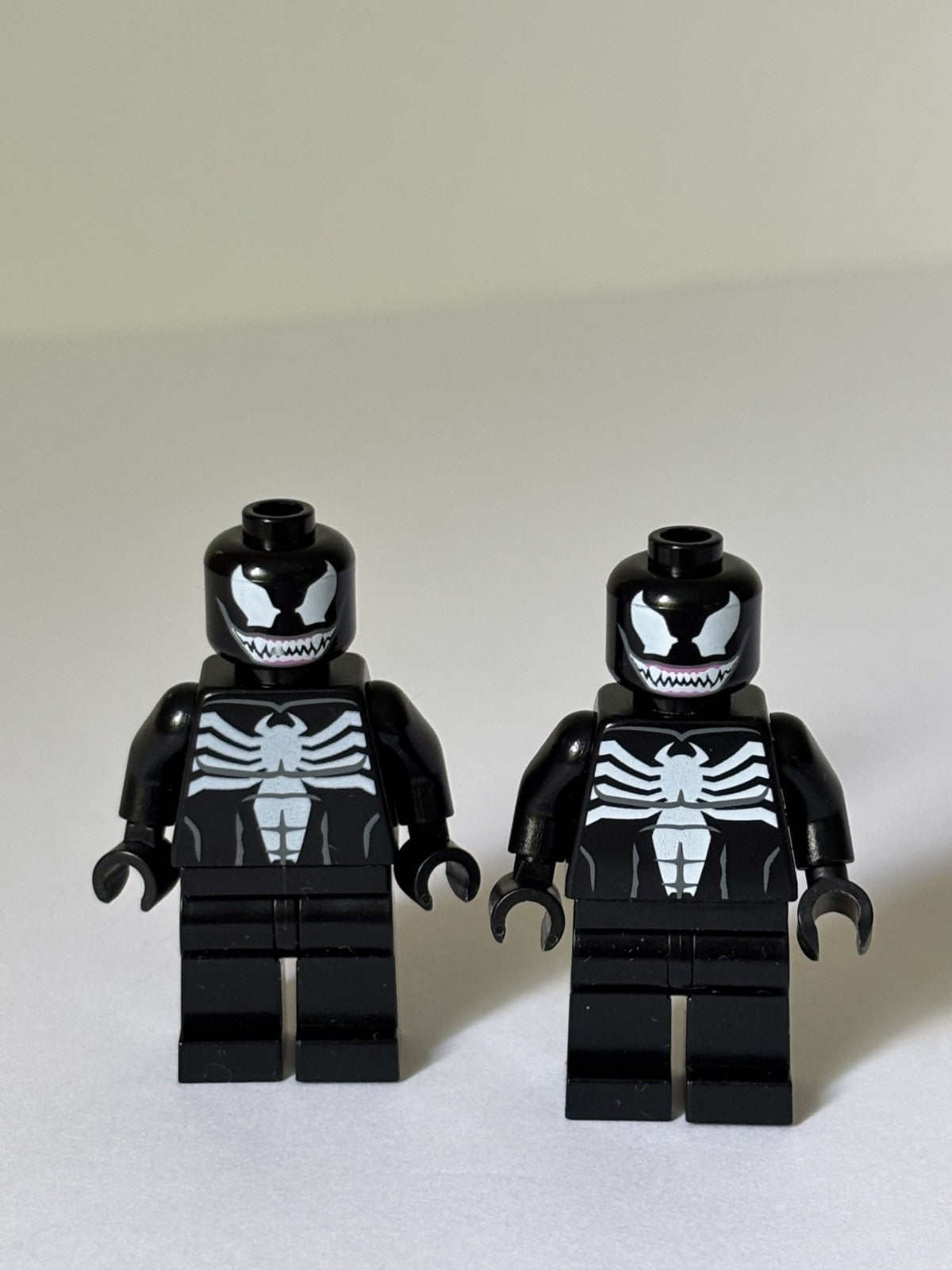LEGO 2x Venom Minifigure with Spines Super Heroes Spiderman from Set 76004 Great