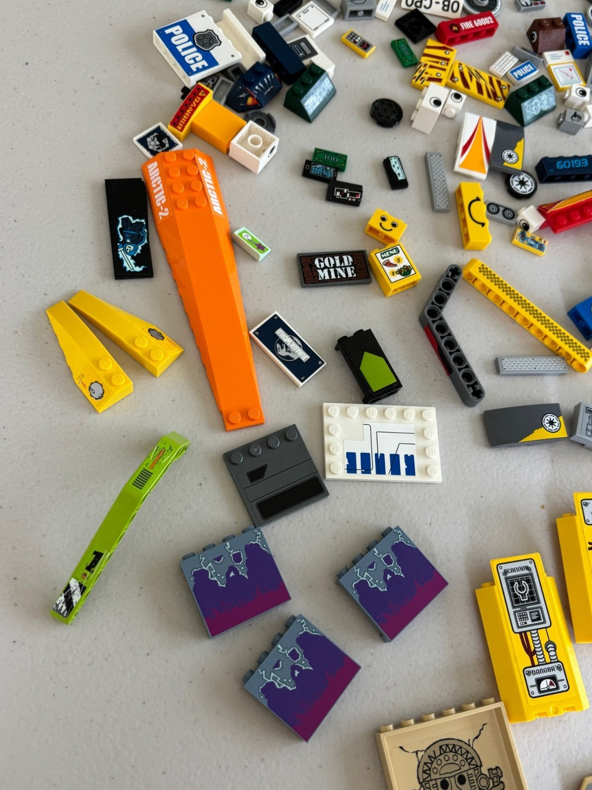 LEGO HUGE LOT of 170 Decorated Stickers Flag Printed BRICK TILES etc (Lot 23)