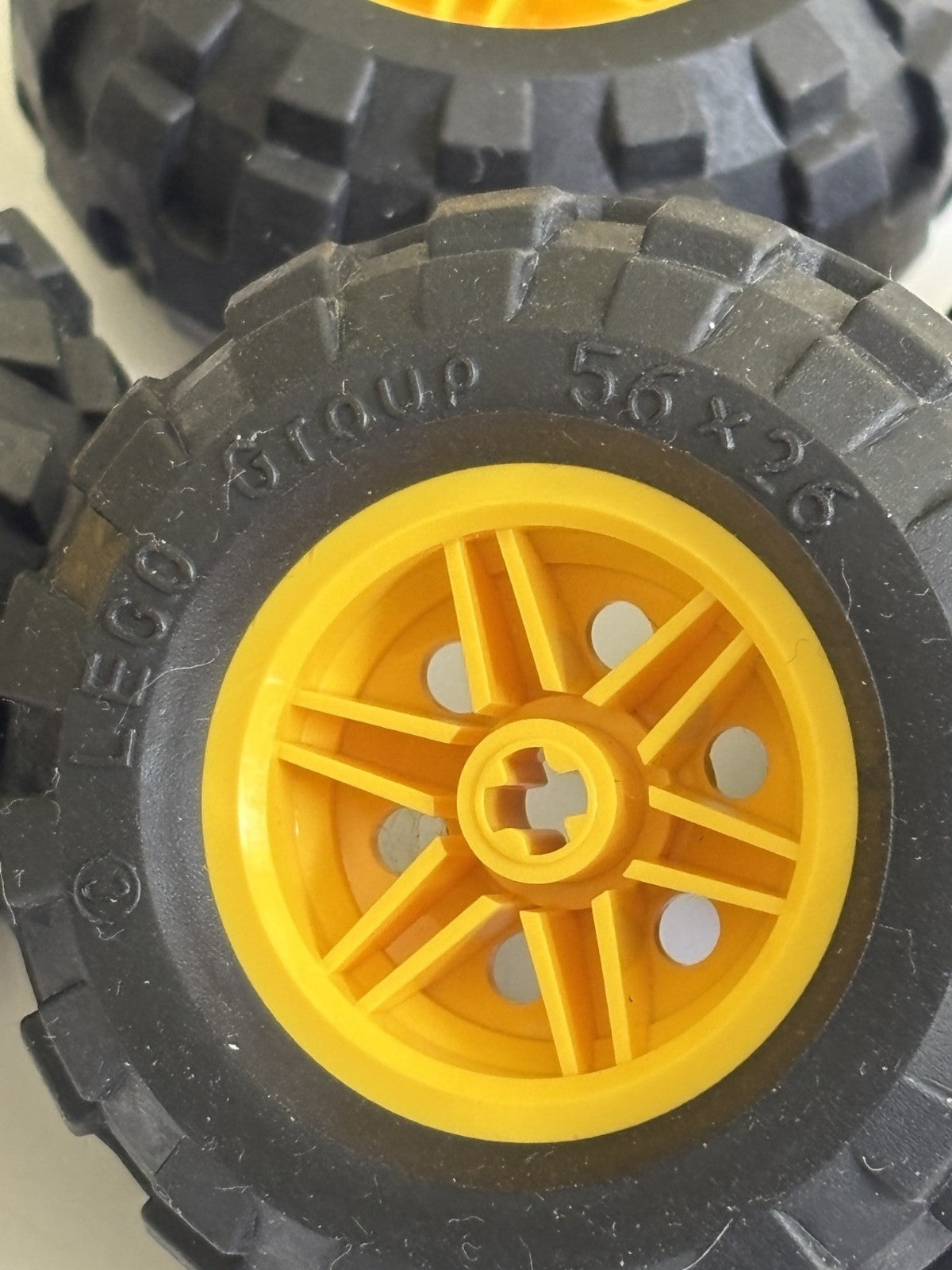 LEGO LOT 4 BLACK TIRES WHEELS 56X26 BALLOON YELLOW RIMS 56145 / 55976 & 4 Disks