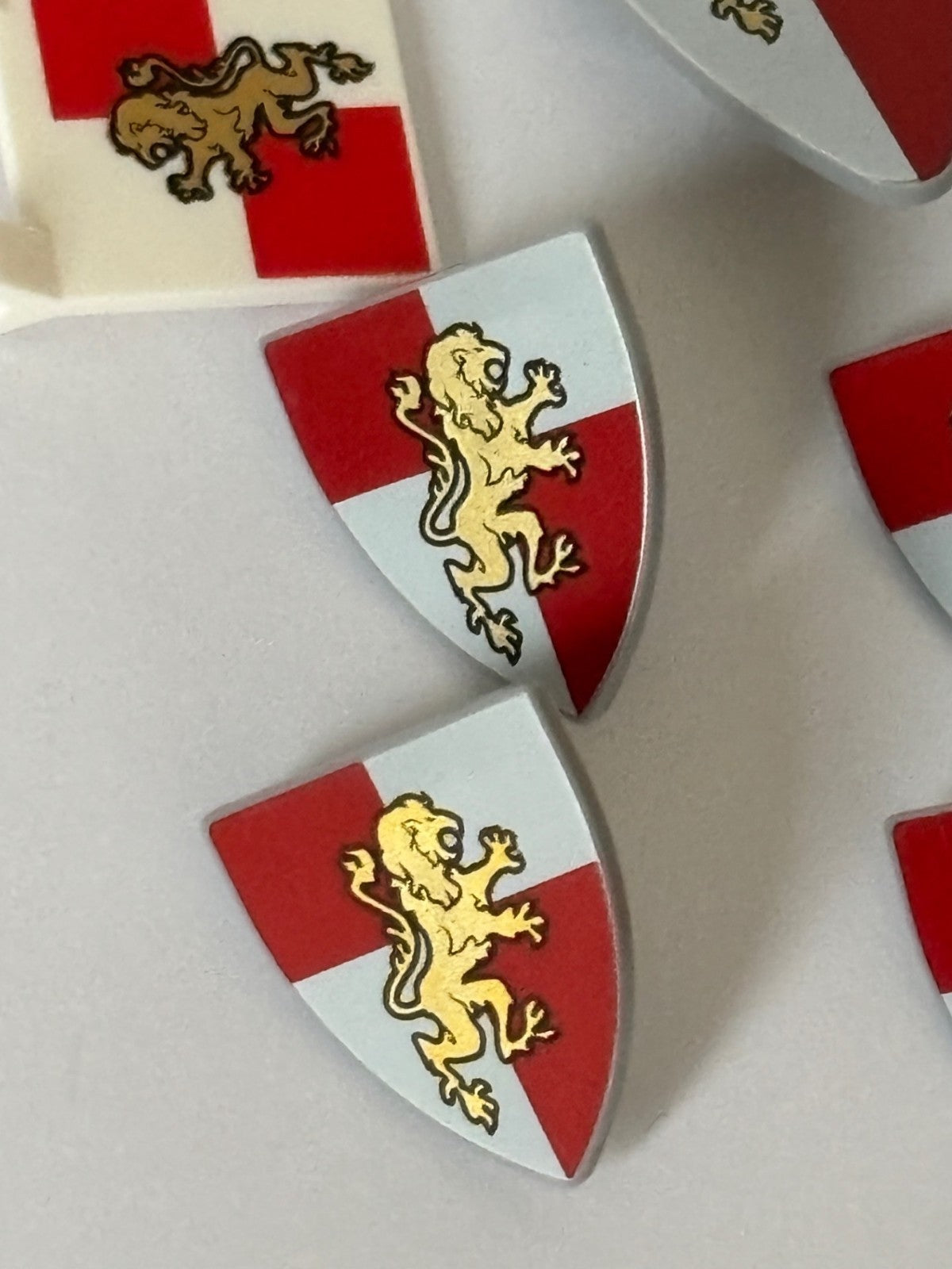 LEGO Minifigure Castle Crown Lion King Shield Flag Vintage Lot of 8  (lot A)