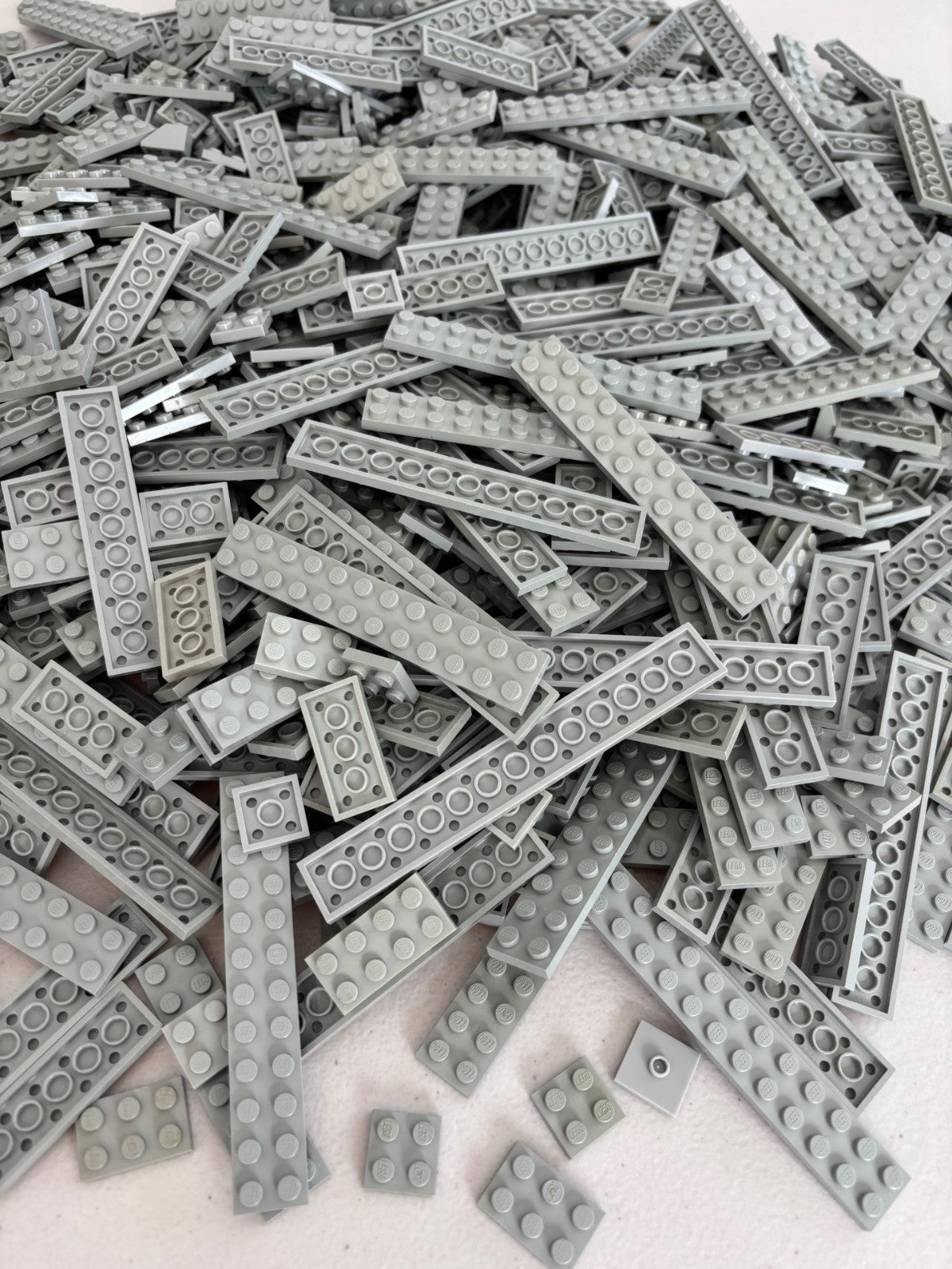 SHIPS FREE! LEGO LOT OF 100 OLD LIGHT GRAY FLAT PLATE 2X2 2X3 2X4 2X8 etc 2445