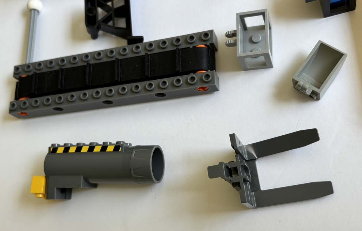 LEGO LOT OF 20 CONSTRUCTION VEHICLE DIGGER BUCKETS CONVEYOR BELT and More Parts