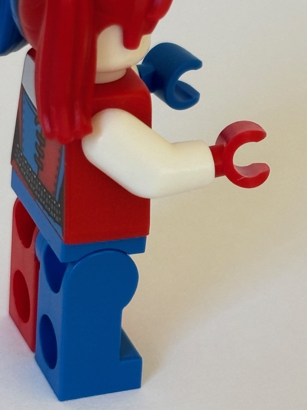 LEGO Harley Quinn Minifigure Blue and Red Hands and Pigtails sh0260 Batman