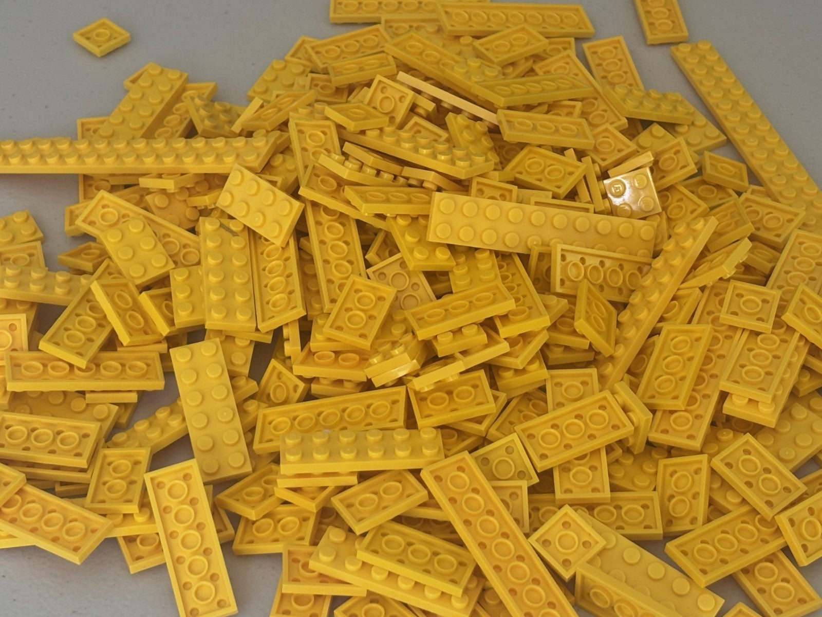 SHIPS FREE! LEGO LOT OF 200 YELLOW FLAT PLATE PLATES MIXED 2X4 2X6 2X8 2x10 etc