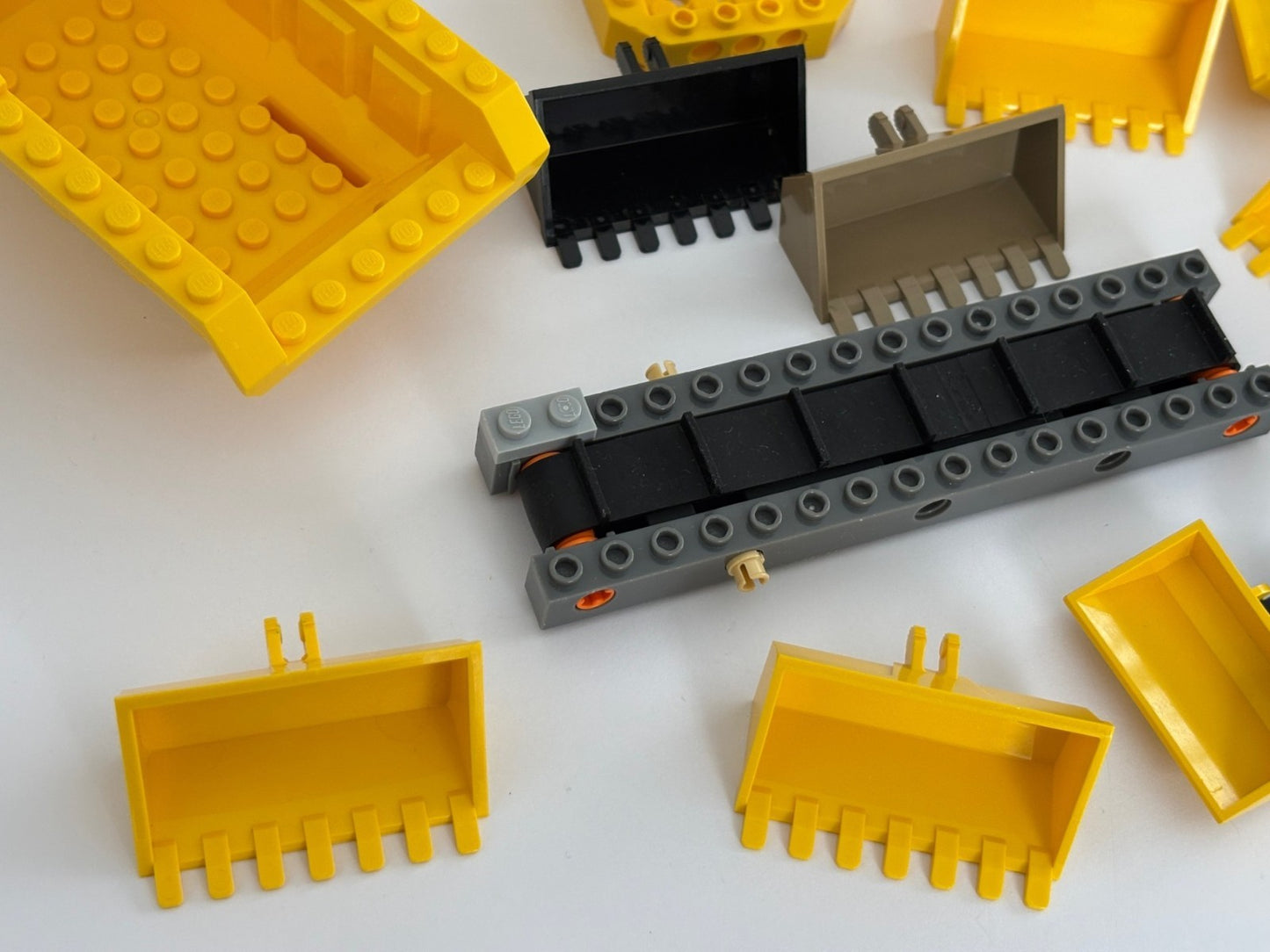 LEGO LOT 18 CONSTRUCTION DIGGER BUCKET TIPPER BED CONVEYOR BELT & More as Shown