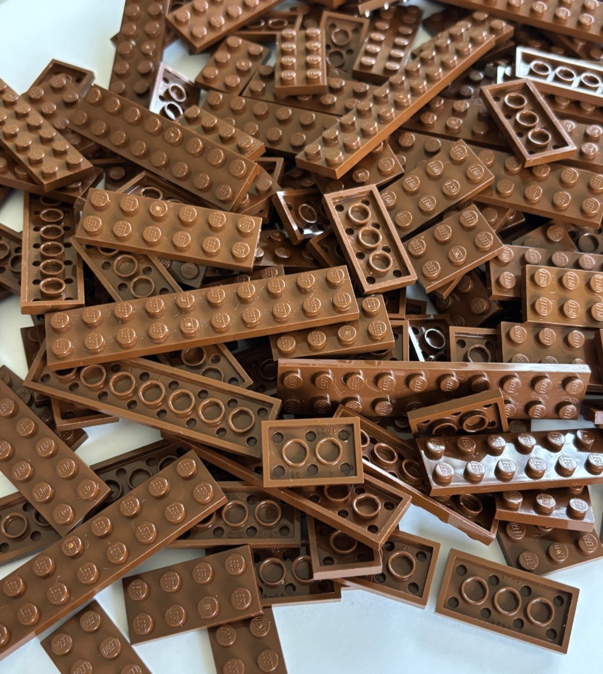 SHIPS FREE LEGO LOT OF 100 OLD VINTAGE BROWN FLAT PLATE 2X2 2X3 2X4 2X8 etc 2445