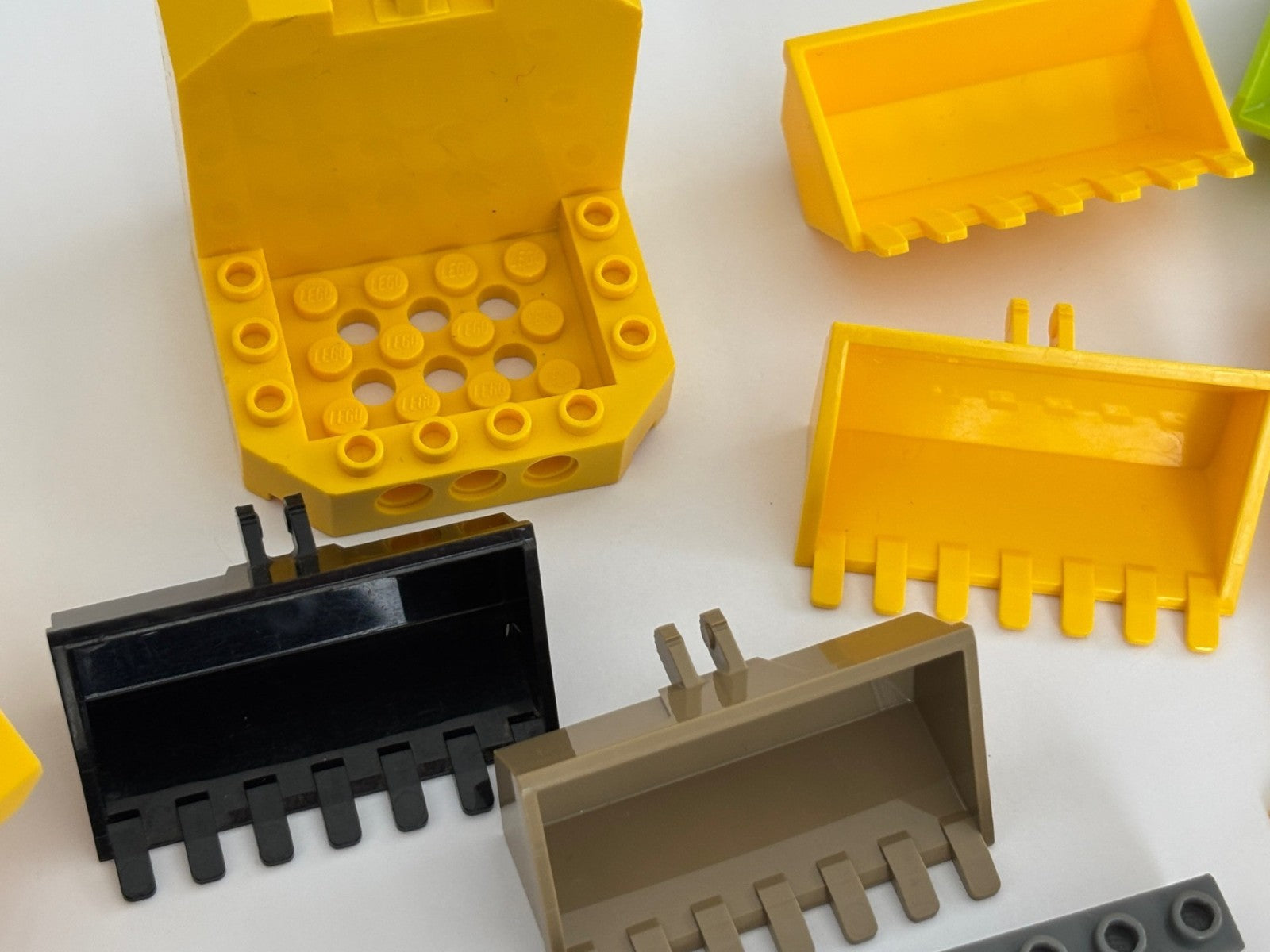 LEGO LOT 18 CONSTRUCTION DIGGER BUCKET TIPPER BED CONVEYOR BELT & More as Shown