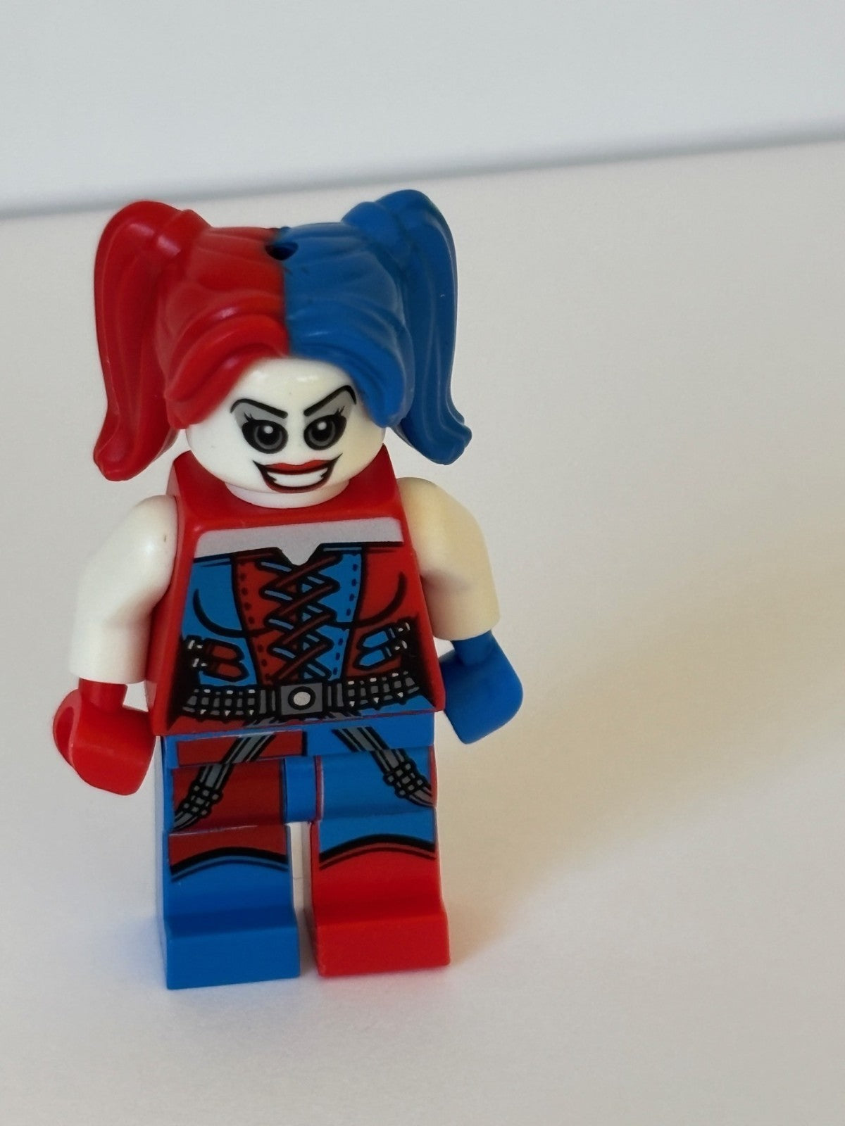 LEGO Harley Quinn Minifigure Blue and Red Hands and Pigtails sh0260 Batman