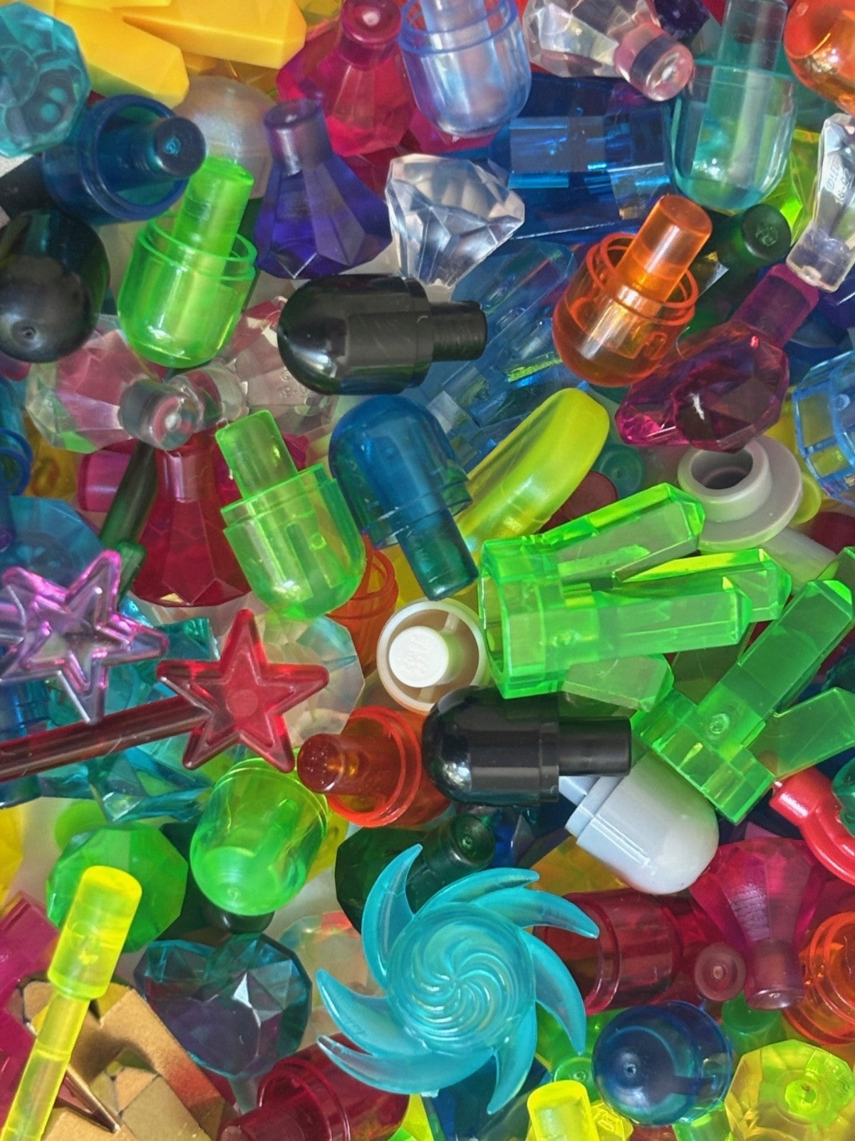 LEGO Mixed Lot of 100 LEGO Crystals Gems Jewels Rocks Wand Shooter Snowflak etc