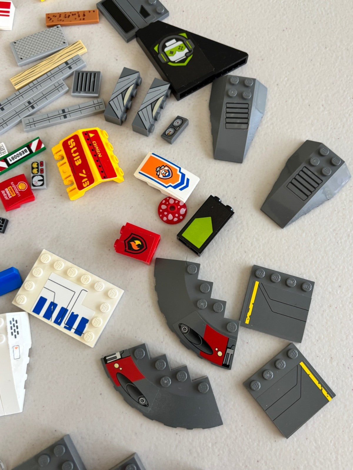 LEGO HUGE LOT of 170 Decorated Stickers Flag Printed BRICK TILES etc (Lot 23)