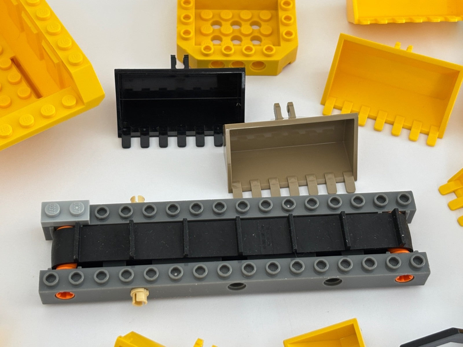 LEGO LOT 18 CONSTRUCTION DIGGER BUCKET TIPPER BED CONVEYOR BELT & More as Shown