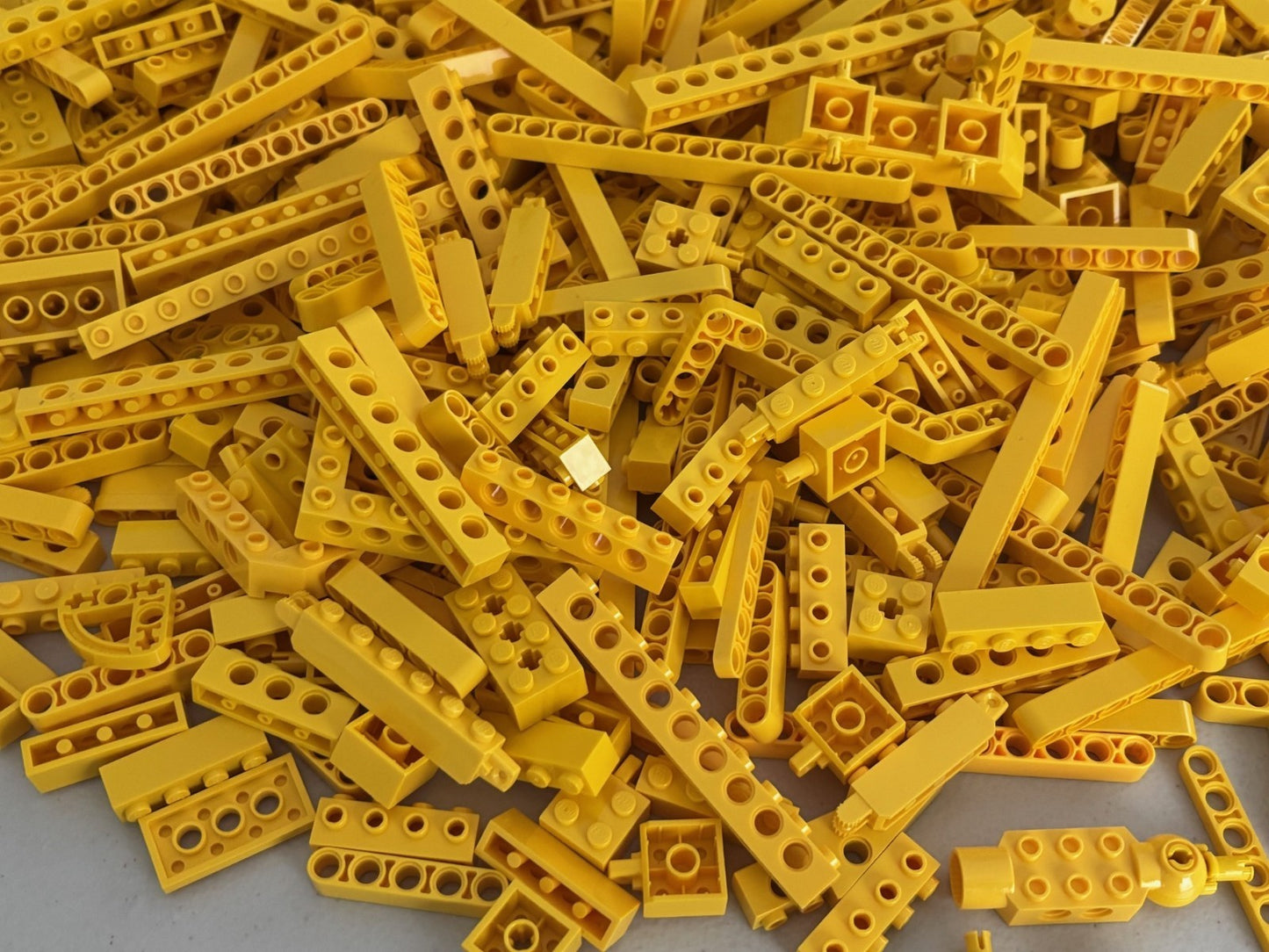 SHIPS FREE!! LEGO Lot of YELLOW Technic Lift Arm Beam Brick etc 110 Parts / 8 oz