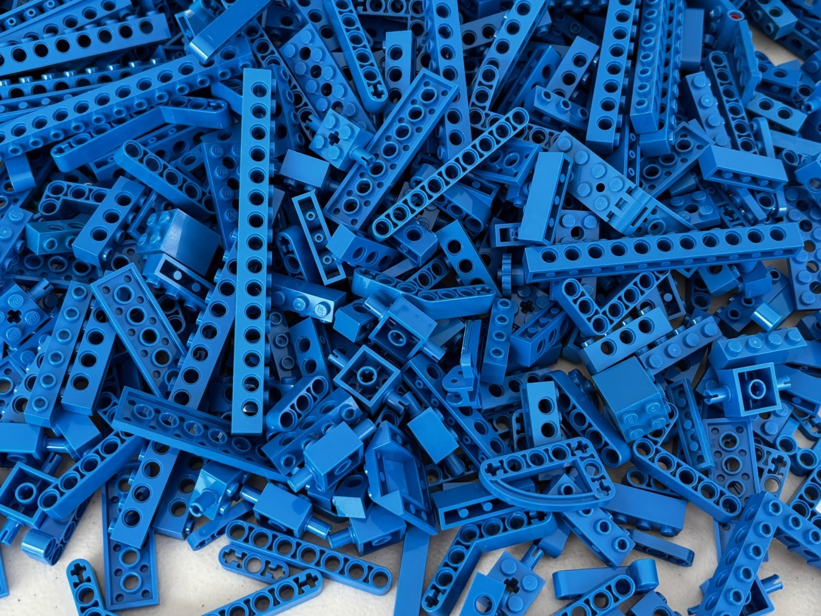 SHIPS FREE!! LEGO Lot of BLUE Technic Lift Arm Beam Brick etc 110 Parts / 8 oz