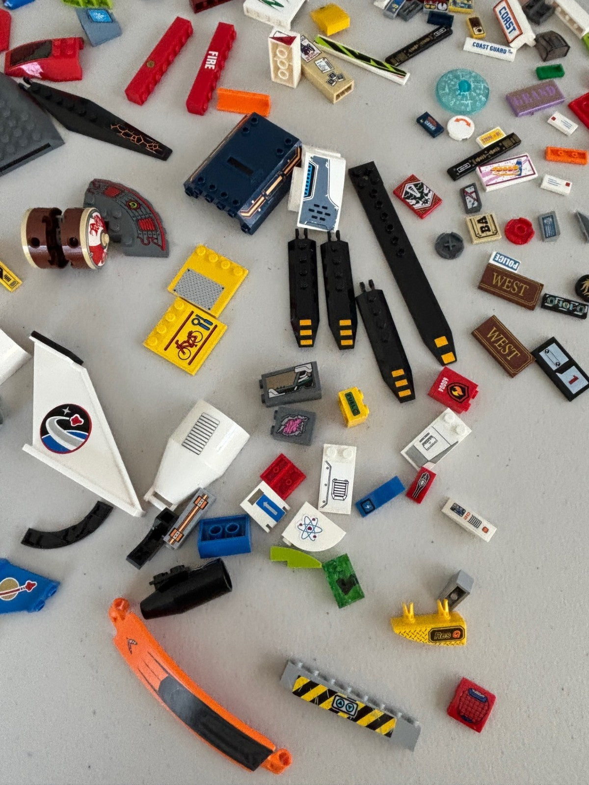 LEGO HUGE LOT of 200 Decorated Stickers Sticker Printed BRICK TILES etc (Lot 17)