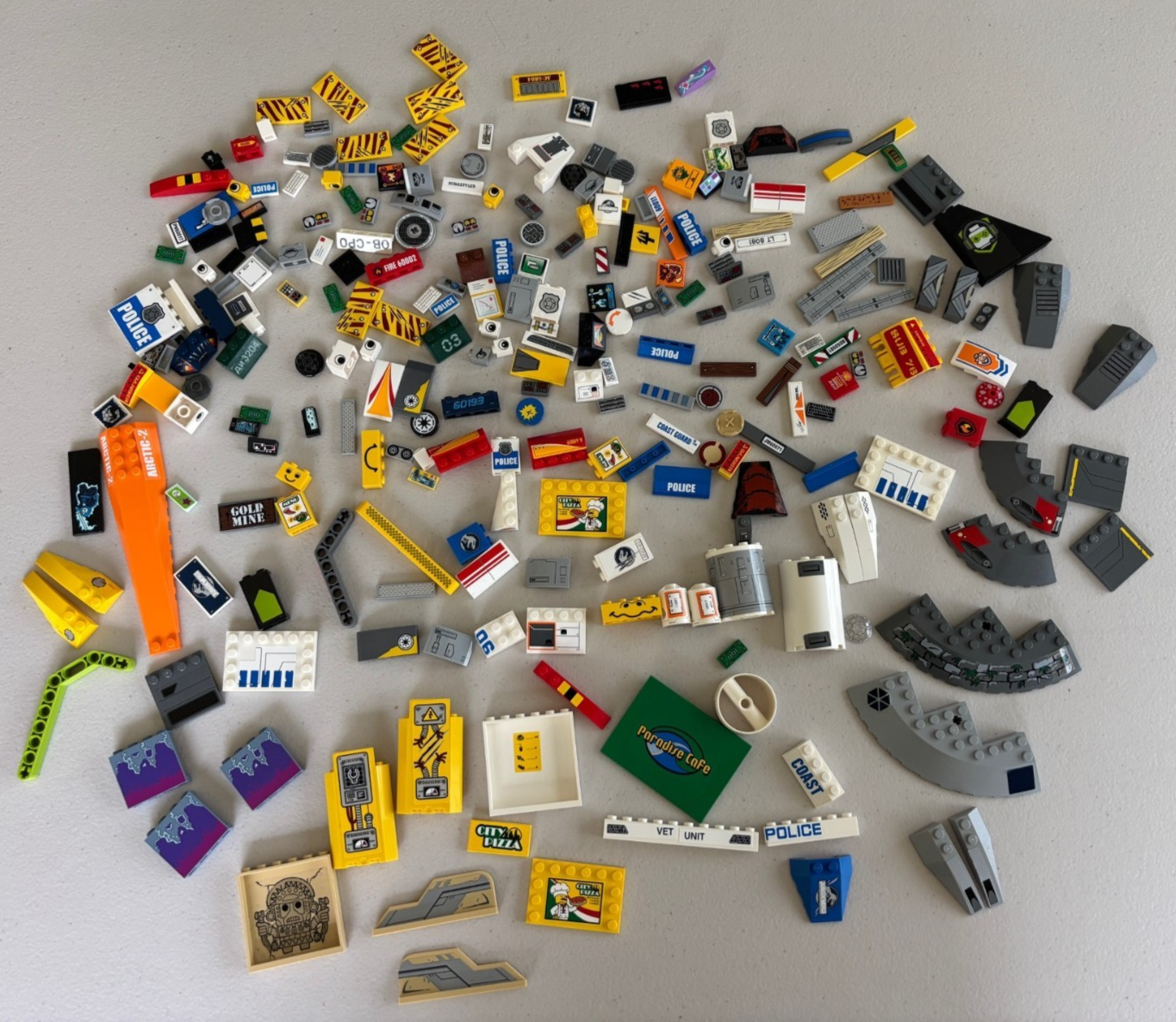 LEGO HUGE LOT of 170 Decorated Stickers Flag Printed BRICK TILES etc (Lot 23)