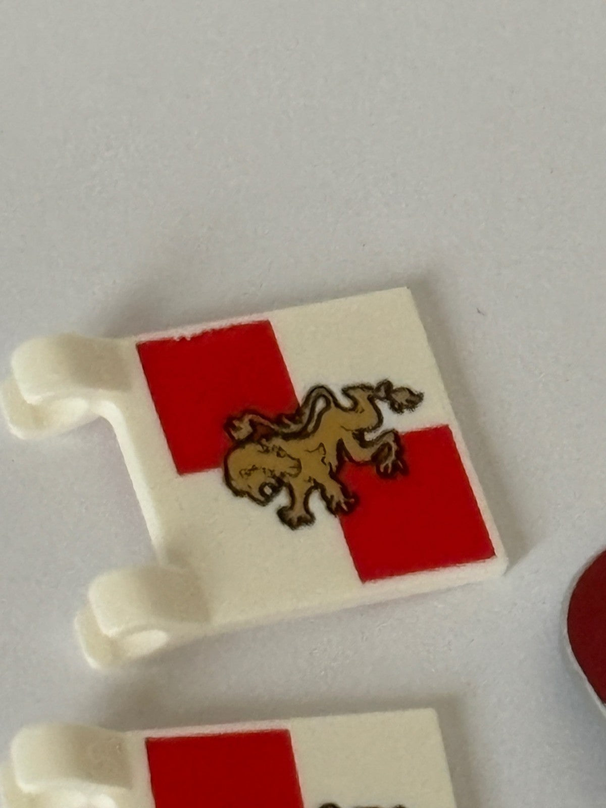 LEGO Minifigure Castle Crown Lion King Shield Flag Vintage Lot of 8  (lot A)