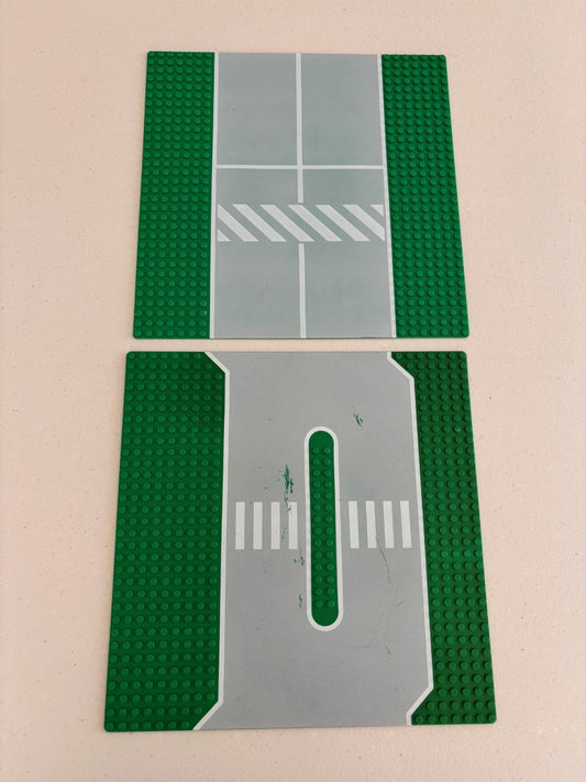 LEGO Lot of 2 Vintage Crosswalk Street Road Baseplate Green 32x32 Stud 2358