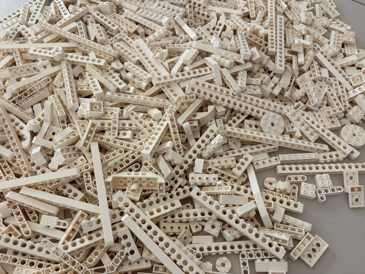 LEGO Huge Lot of 100 Parts of White Technic Lift Arm Beam Brick Plate Mindstorms etc 1/2 LB +